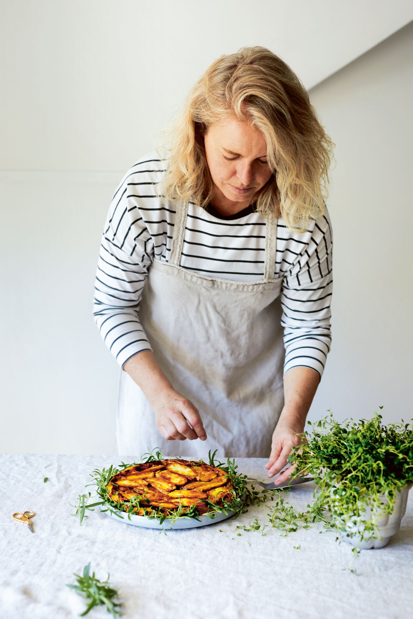 Kokebokforfatter Ina-Janine Johnsen lager potetrett.