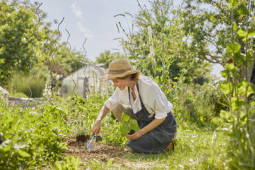 Kvinne med plantespade fra Gardena.