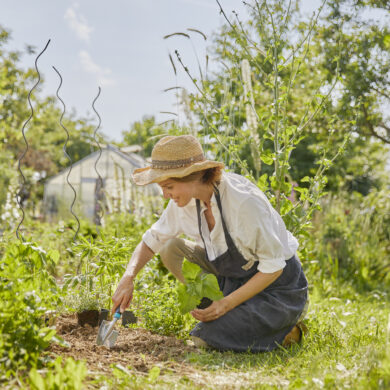 Kvinne med plantespade fra Gardena.