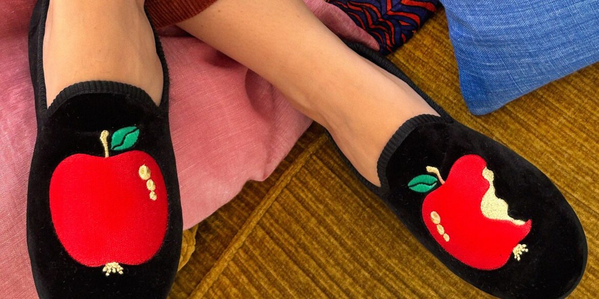 Føtter med tøfler fra Hums med eplemotiv