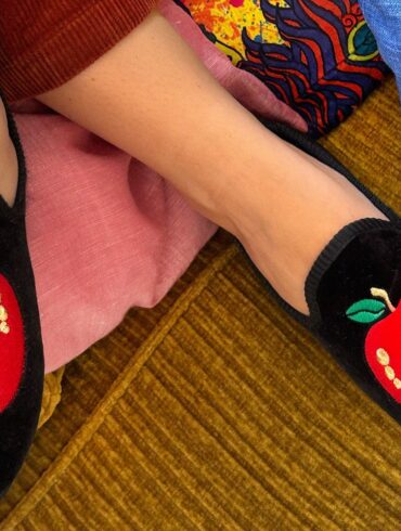 Føtter med tøfler fra Hums med eplemotiv