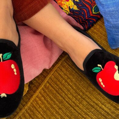 Føtter med tøfler fra Hums med eplemotiv