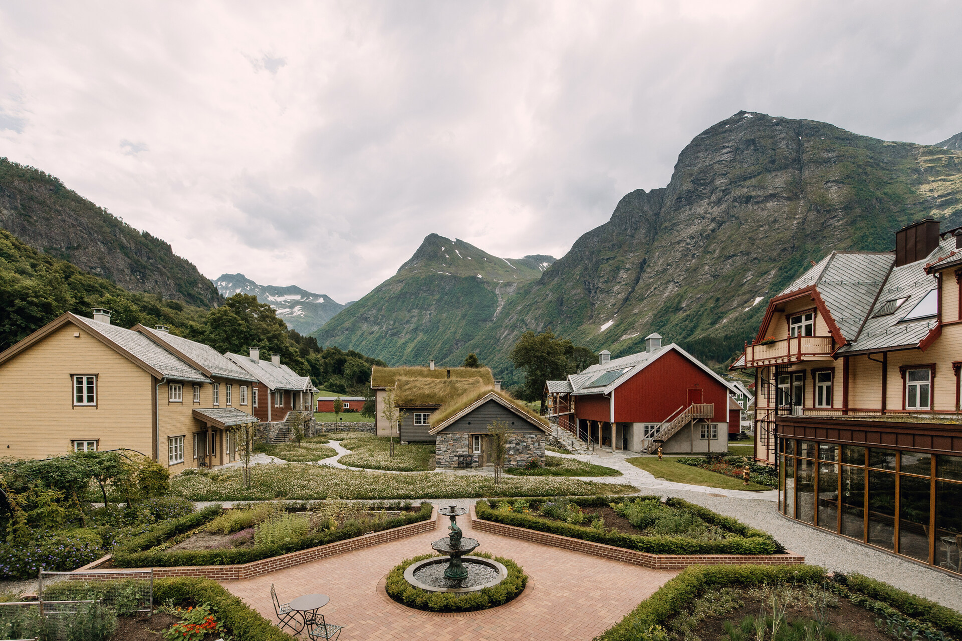 Hagen på hotellet Union Øye om sommeren.