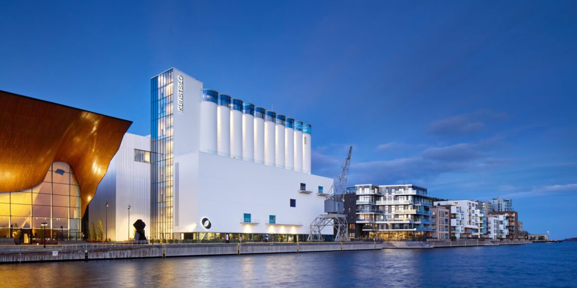 Kunstsilo i Kristiansand fra sjøsiden i kveldslys