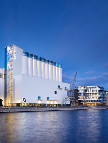 Kunstsilo i Kristiansand fra sjøsiden i kveldslys