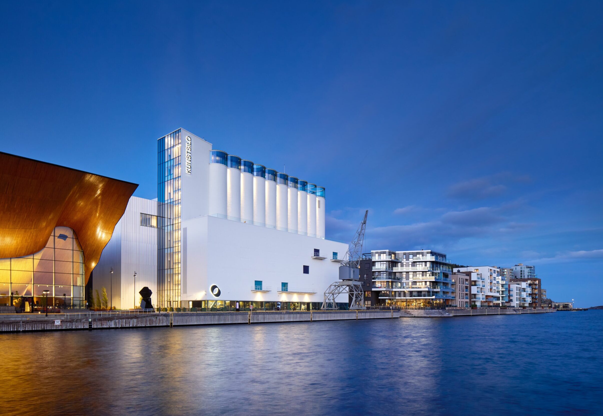 Kunstsilo i Kristiansand fra sjøsiden i kveldslys