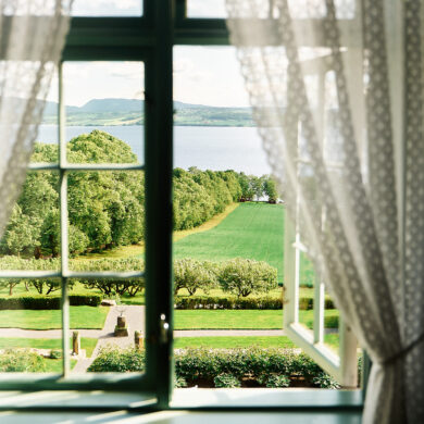 Utsikt fra et vindu på Hoel gård ved Mjøsa.