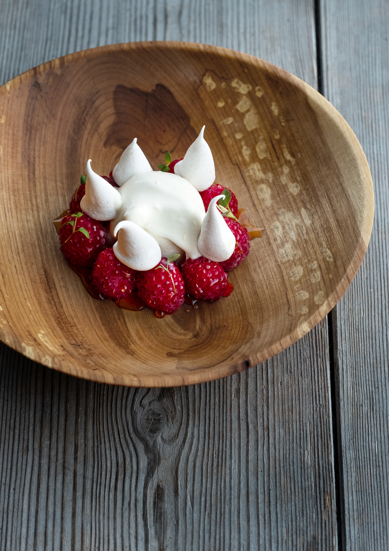 Treskål med bringebær og pisket krem