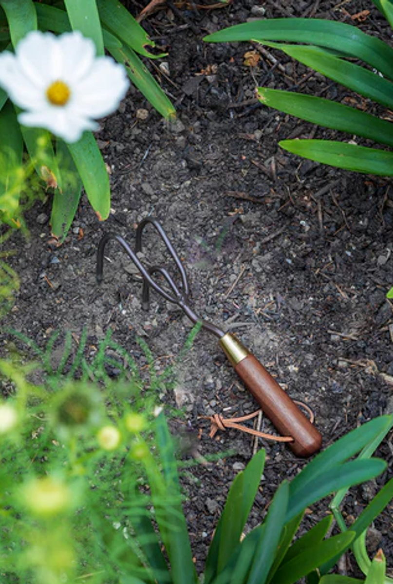 Håndgrafse (kultivator) fra Gardenliving i bed i hagen.