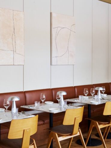 Restaurant Petra på hotellet Petra i Købehavn med kunst av Lise Bang Pedersen.