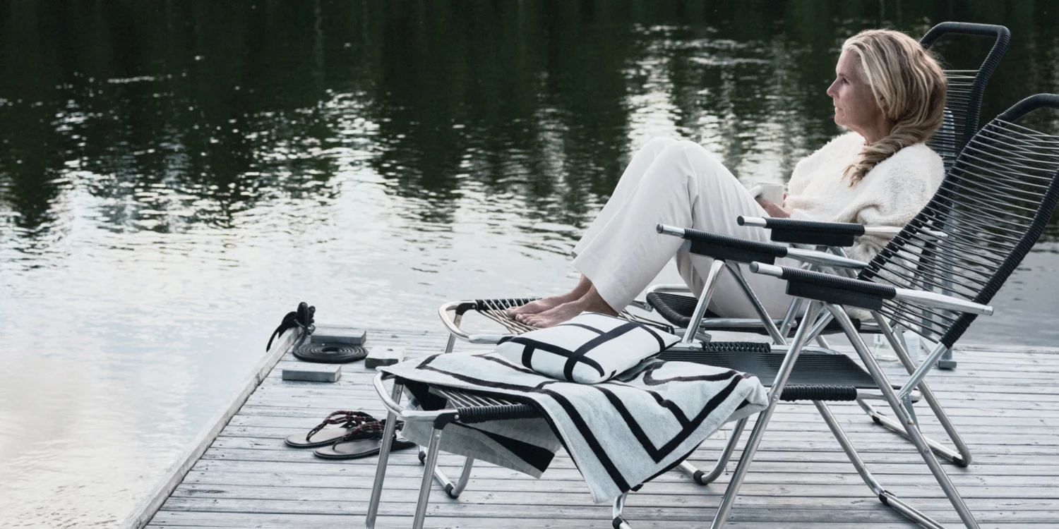 Lotta Agaton på badebrygge i solstol