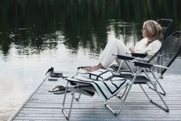 Lotta Agaton på badebrygge i solstol