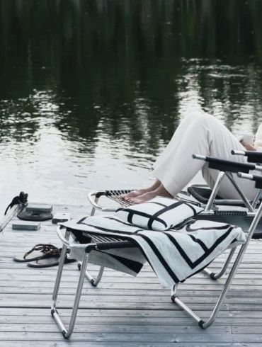 Lotta Agaton på badebrygge i solstol