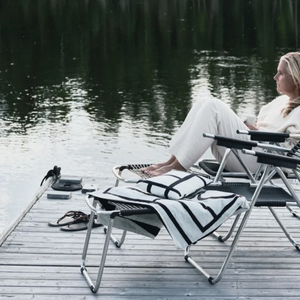 Lotta Agaton på badebrygge i solstol