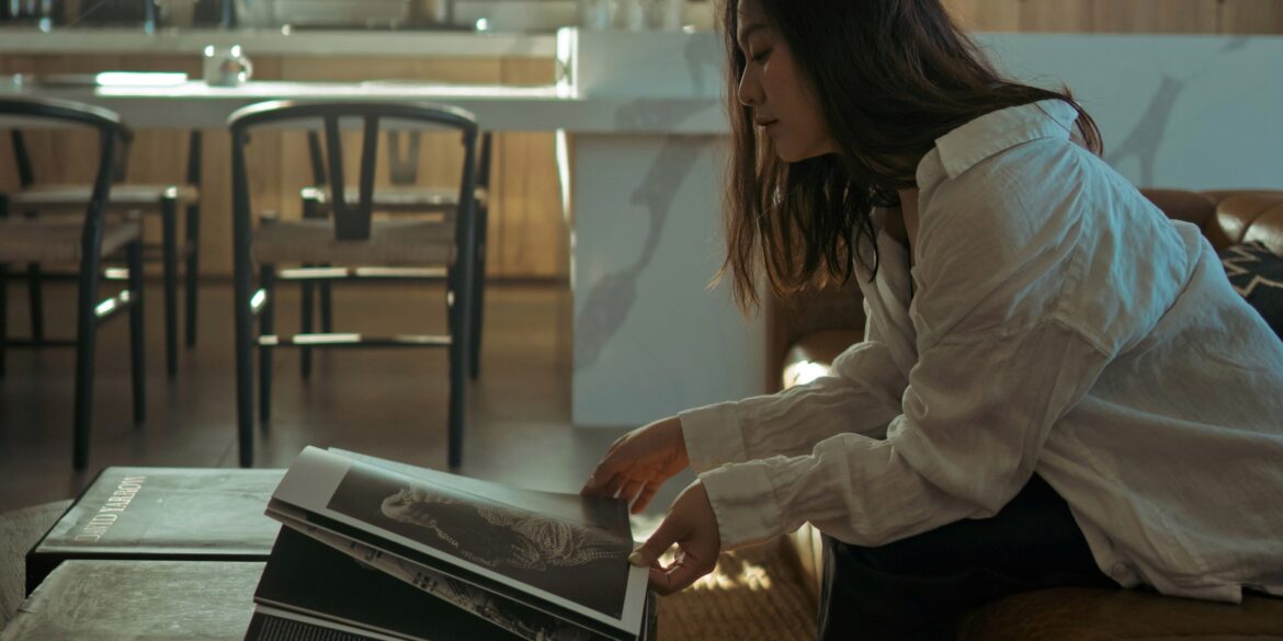 Kvinne som leser en coffee table-bok