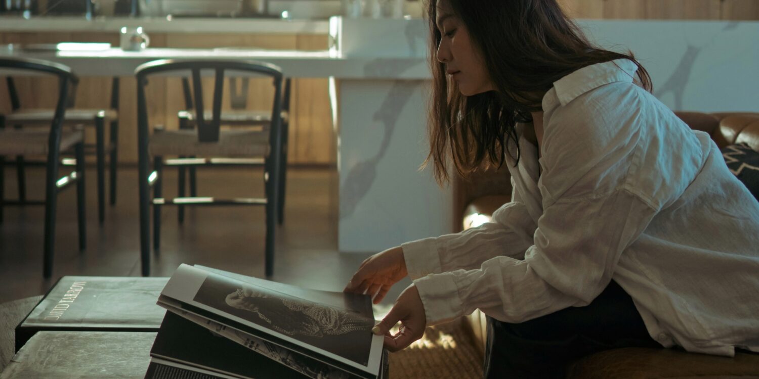 Kvinne som leser en coffee table-bok