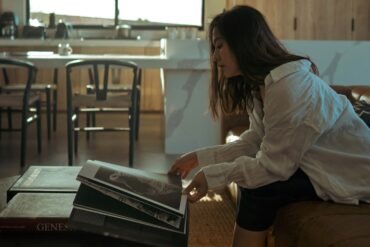 Kvinne som leser en coffee table-bok