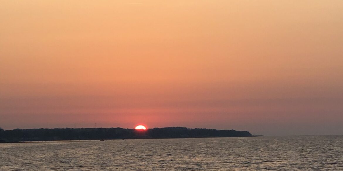 Solnedgang over nordspissen av Sjælland i Danmark.