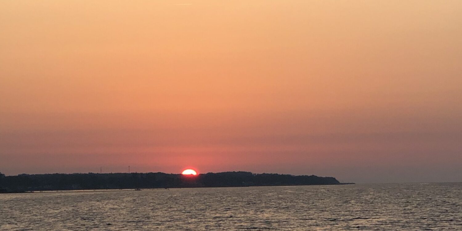 Solnedgang over nordspissen av Sjælland i Danmark.