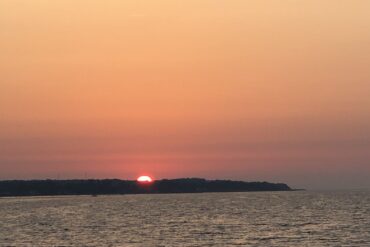 Solnedgang over nordspissen av Sjælland i Danmark.