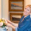 Nina Castberg Bråthen i stuen hjemme i Kongsvinger.