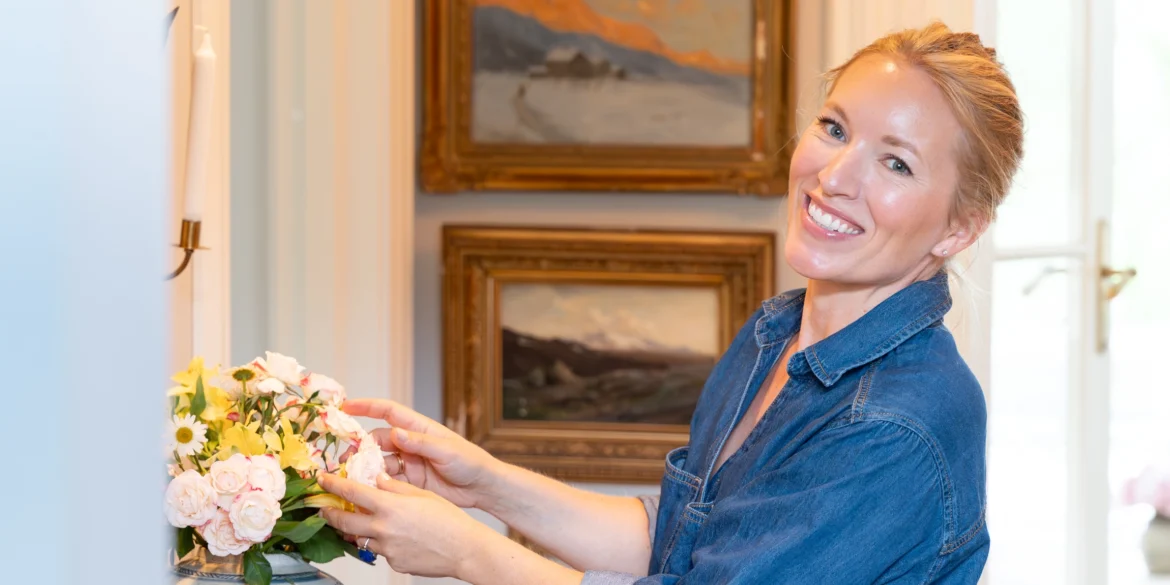 Nina Castberg Bråthen i stuen hjemme i Kongsvinger.