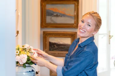 Nina Castberg Bråthen i stuen hjemme i Kongsvinger.